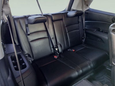 2022 Honda Pilot Touring w/Rear Captain's Chairs