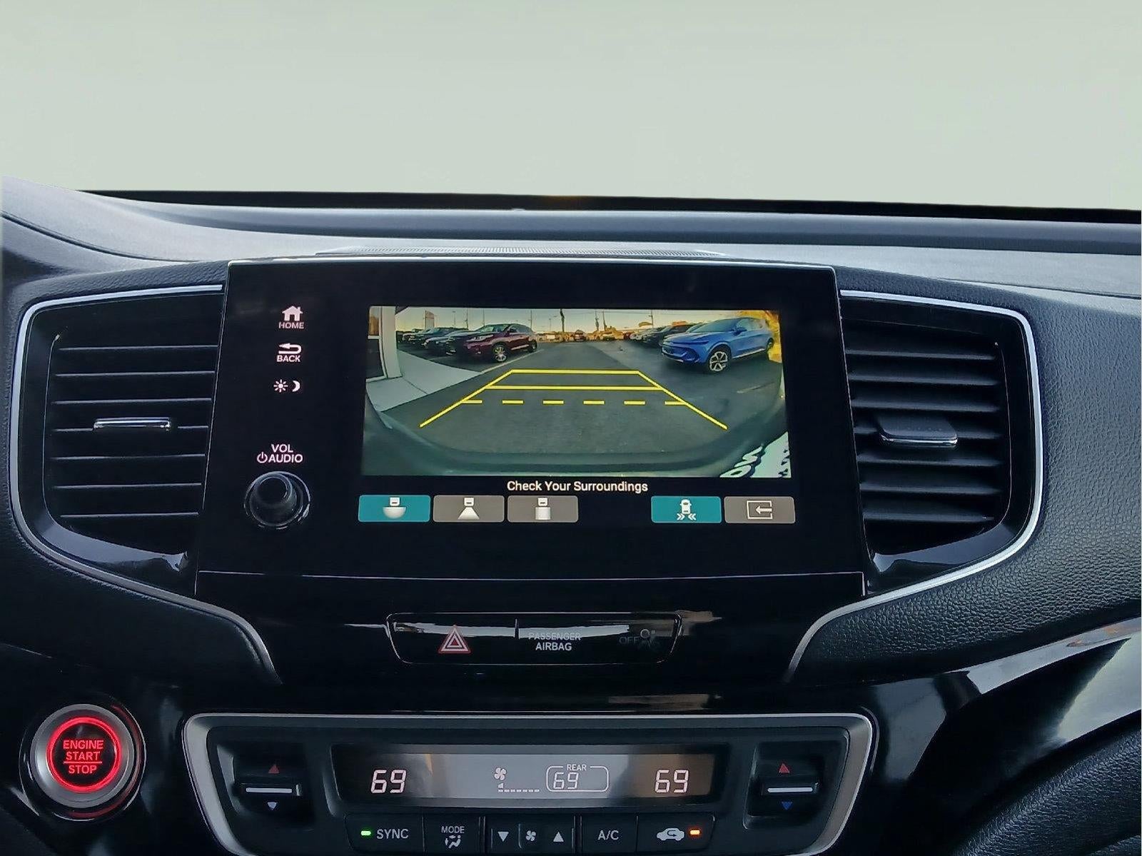 2022 Honda Pilot Touring w/Rear Captain's Chairs
