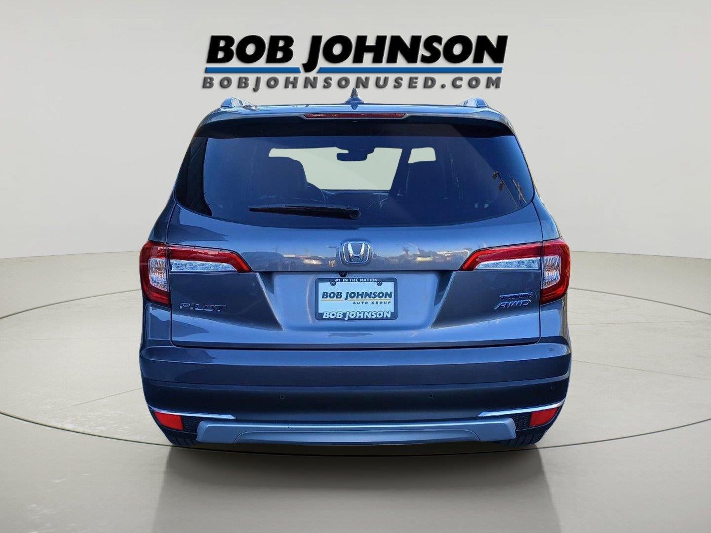 2022 Honda Pilot Touring w/Rear Captain's Chairs