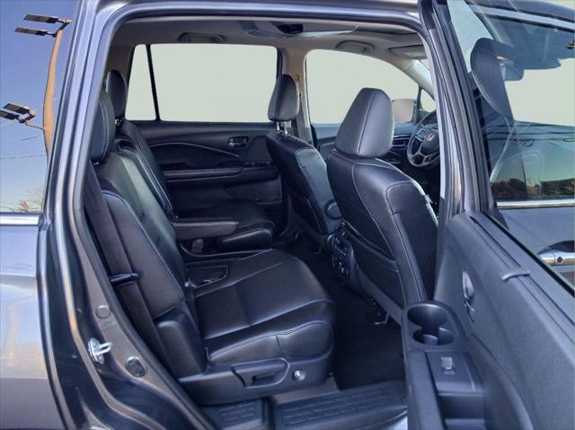 2022 Honda Pilot Touring w/Rear Captain's Chairs