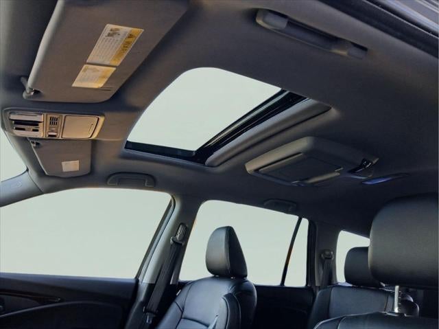 2022 Honda Pilot Touring w/Rear Captain's Chairs