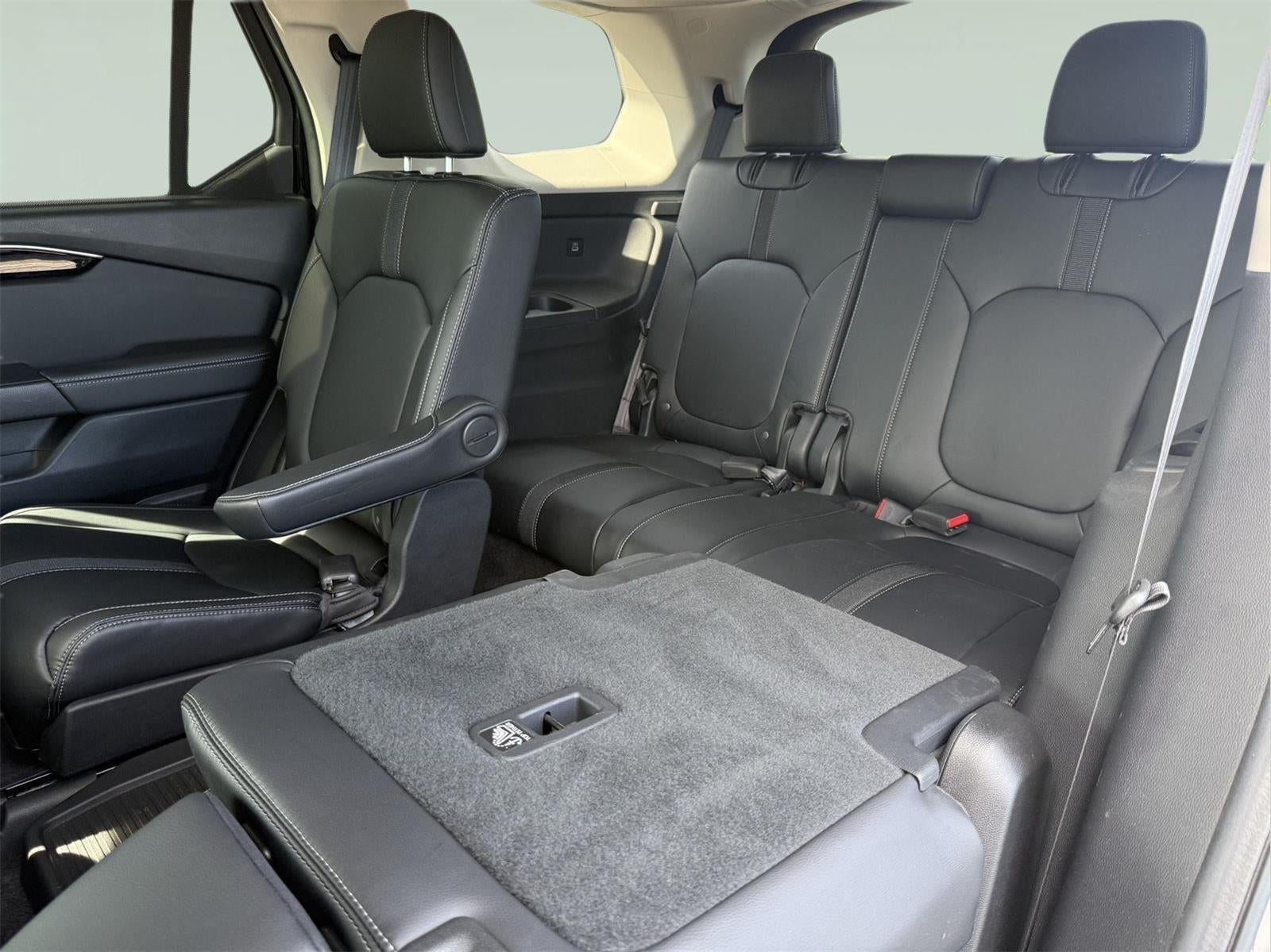 2023 Honda Pilot EX-L w/Rear Captain's Chairs