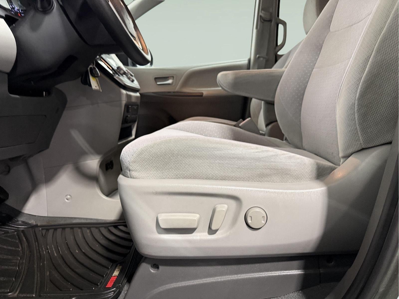 2020 Toyota Sienna LE