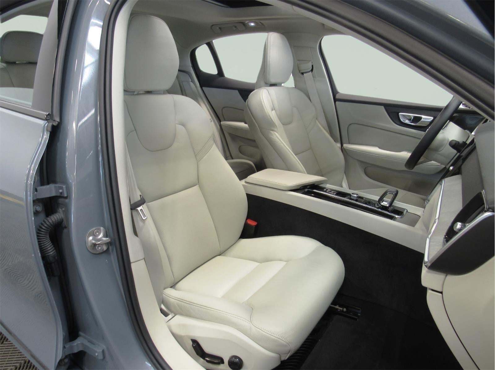 2023 Volvo S60 B5 Plus Dark Theme